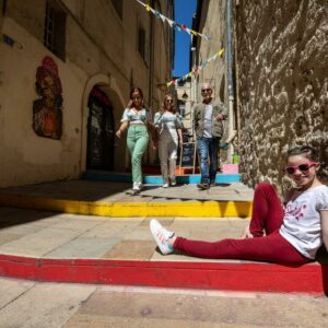 Visiter Montpellier en famille : enfants qui jouent dans une ruelle piétonne de la vieille ville du Sud.