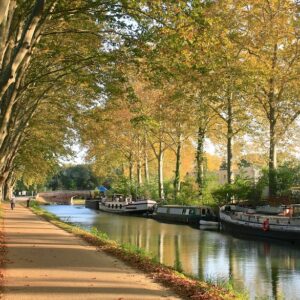 Balade à Bordeaux : les quais de la Garonne sous le soleil, idéal pour une escapade à pied ou à vélo.