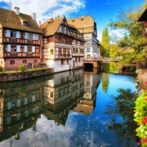 Visiter la Petite France à Strasbourg : maisons à colombages traditionnelles le long du canal de l'Ill