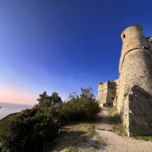 Fort du Mont Alban monument historique fortifié sur les hauteurs de Nice, avec vue panoramique sur la mer Méditerranée.