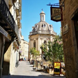 Visiter Montpellier en 2 jours : ruelle médiévale pavée de l'Écusson pour une idée de week-end dans le Sud