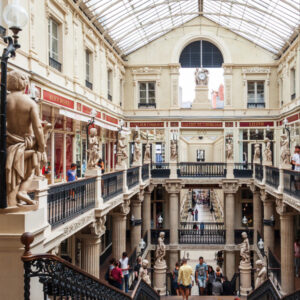 Exposition d'art dans un musée de Nantes, guide culturel et activités incontournables pour visiter la ville.